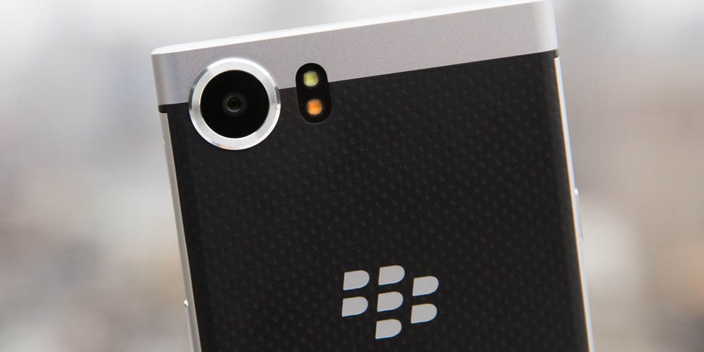 Ogah Ikut Tren, BlackBerry Bikin Smartphone Ber-bezel Tebal